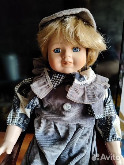 Кукла фарфоровая