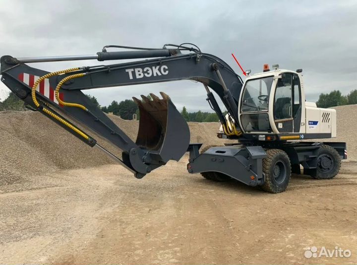 Стекло кузовное у стрелы экскаватор Твэкс ек ет