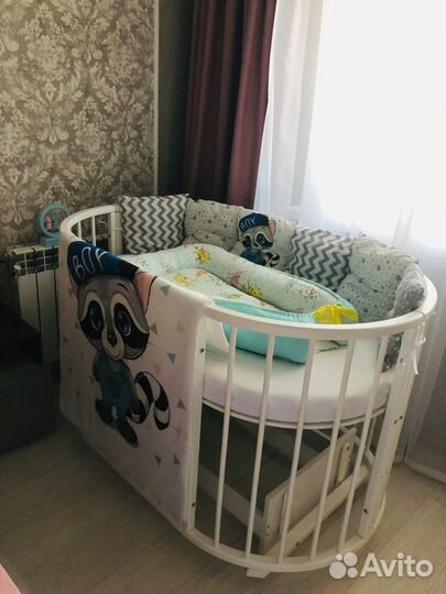 Детская кроватка с маятником