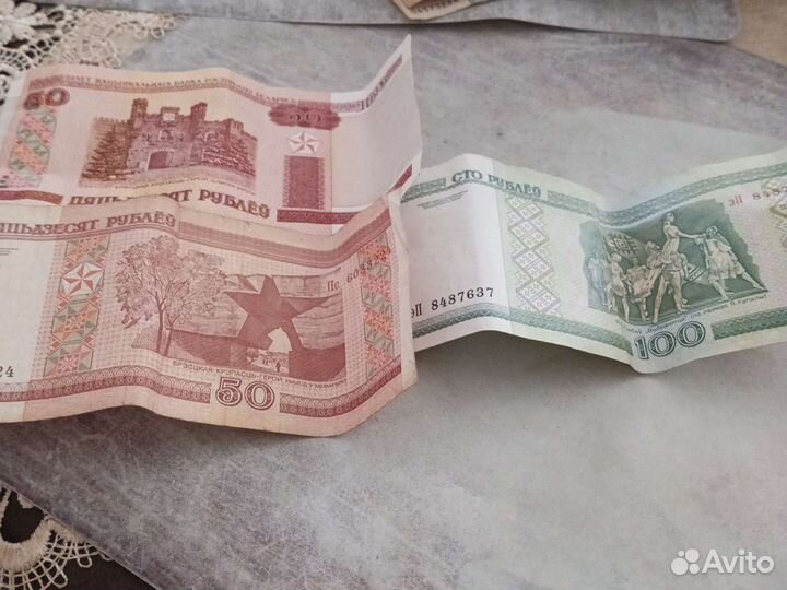 Много разных коллекционных монет и банкнот