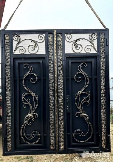 Черные матовые Ворота в Дербенте