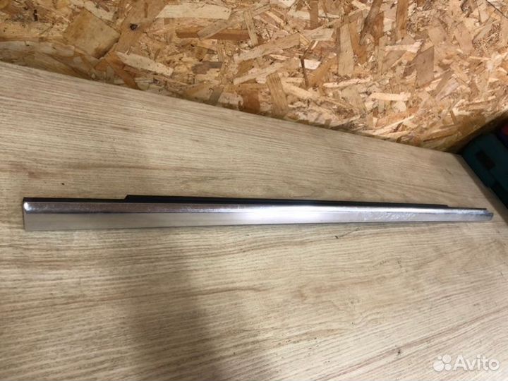 Накладка двери передняя левая Mercedes-Benz