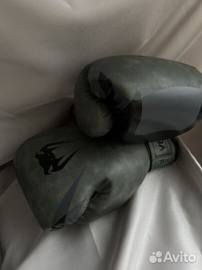 Боксерские перчатки, бинты, шлема