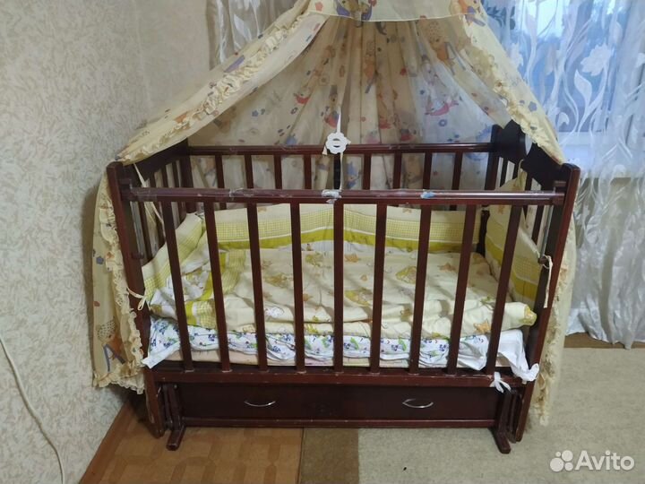 Детская кроватка с маятником и ящиком