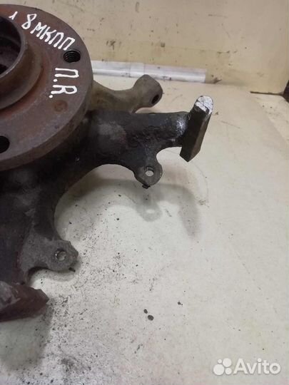 Поворотный кулак передний правый Volkswagen Golf 3