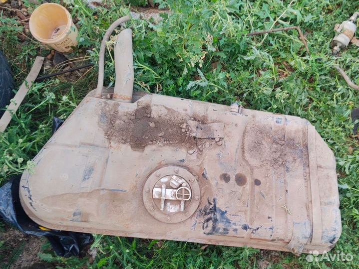 Топливный бак с бензонасосом