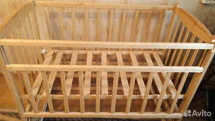 Детская кроватка с маятником