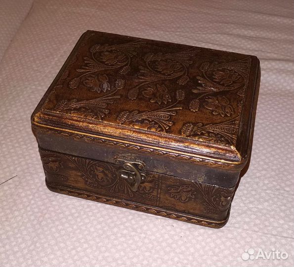 Шкатулка чеканка