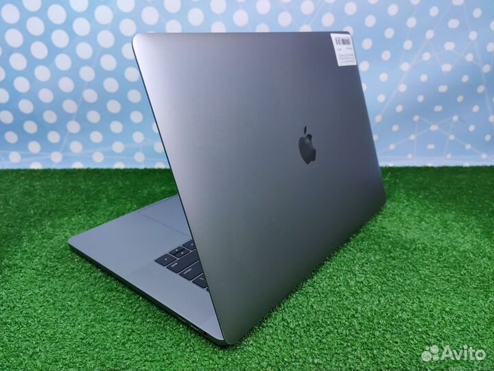 Macbook Pro 15 2017 i7 16gb 512 ssd Radeon