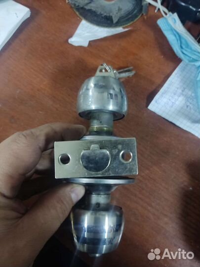 Дверная ручка с замком