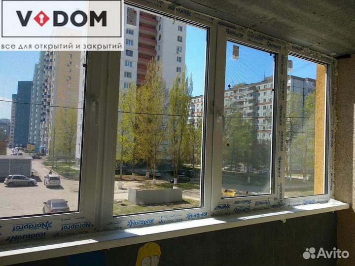 Пластиковая балконная дверь с окном