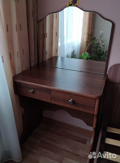 Туалетный столик с зеркалом бу