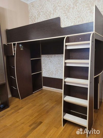 Детская кровать чердак со столом и шкафом