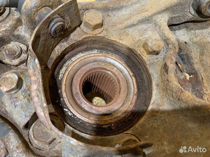 Кулак задний правый Mitsubishi Pajero 3 2000