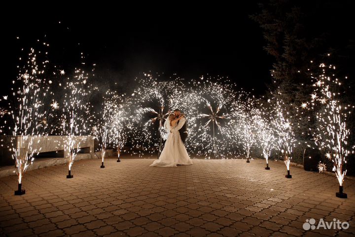 Свет на свадьбу, тяжелый дым, холодные фонтаны