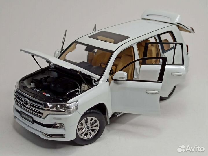 Toyota Land Cruiser 200 (LHD) White 1:18 Kengfai