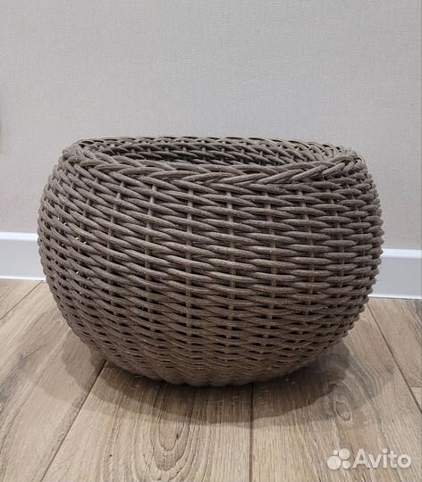 Кашпо из искусственного ротанга