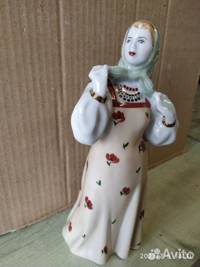 Статуэтка фарфоровая 