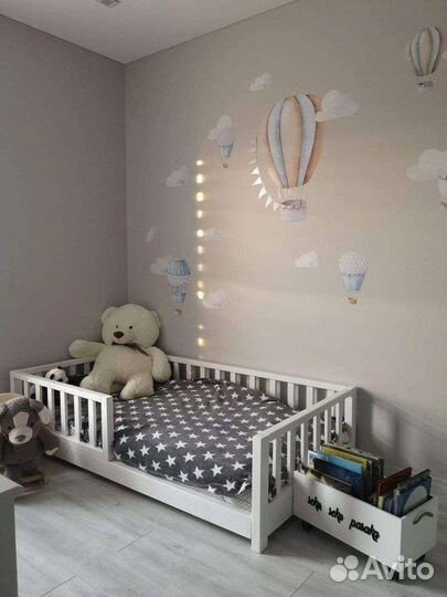 Детская кроватка с бортиками