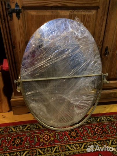 Зеркало овальное в металлической оправе