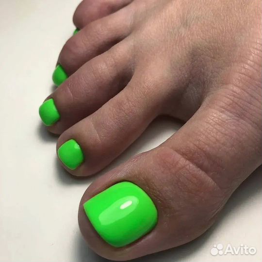 Педикюр в салоне красоты