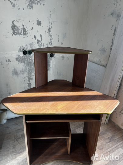 Угловой компьютерный стол