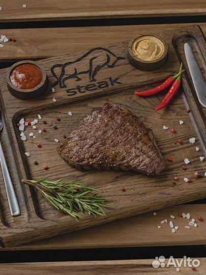 Темная сервировочная доска для подачи стейка