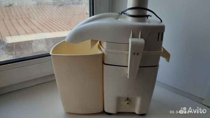 Электросоковыжималка с автоматич. удалением жмыха