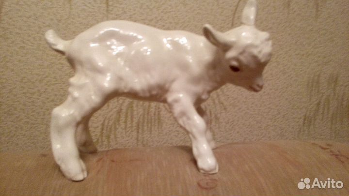 Статуэтка фарфоровая козлёнок