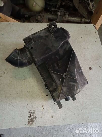 Корпус воздушного фильтра Volkswagen Passat B3