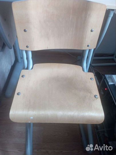 Детский письменный стол и стул