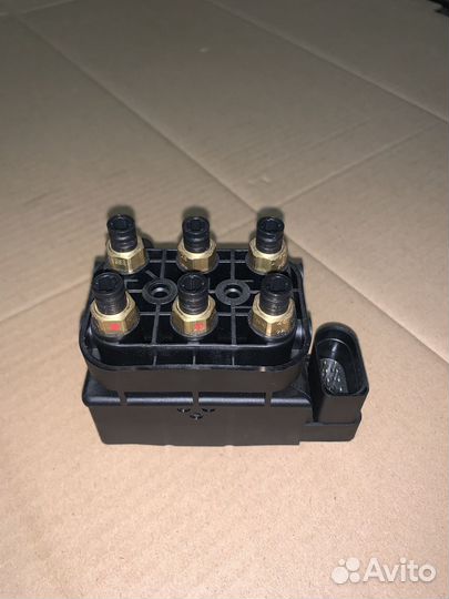 Блок клапанов пневмоподвески VW Touareg 7L