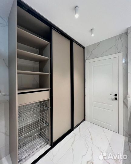 Книжный шкаф