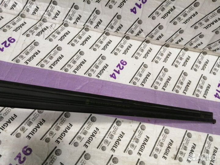 Уплотнитель стекла двери задний Volkswagen Tiguan