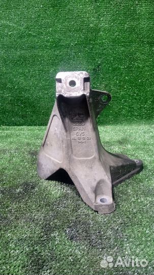 Кронштейн опоры двигателя Audi A4