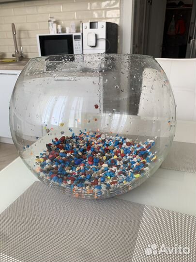 Аквариум круглый с камушками