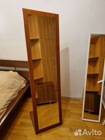 Напольное зеркало на колесиках