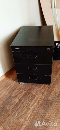 Тумба офисная. Много другой мебели