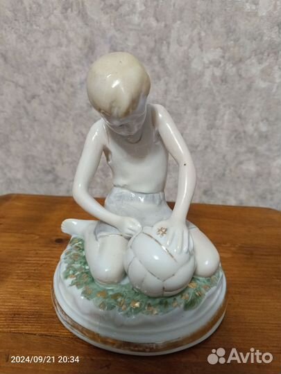 Статуэтка фарфор СССР, мальчик с мячом