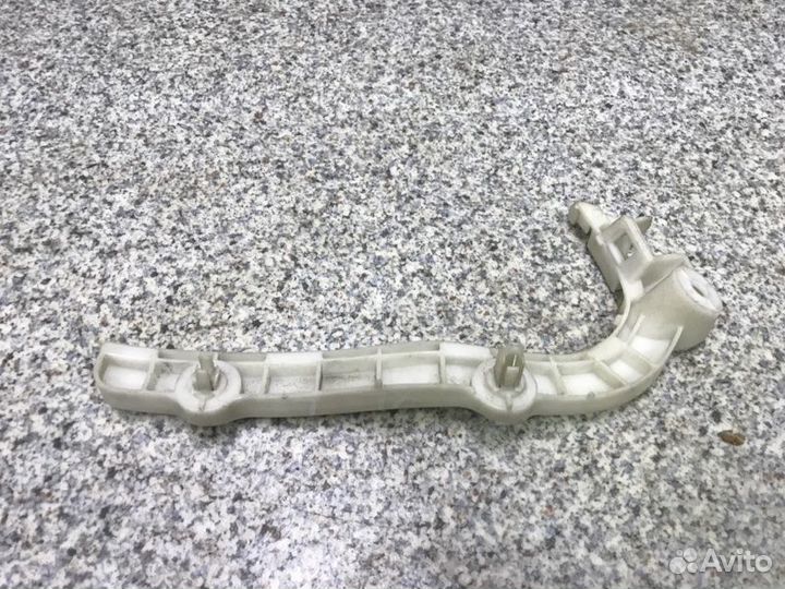 Кронштейн бампера передний левый Mitsubishi