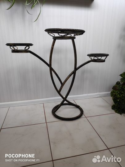 Подставка под цветы металлическая