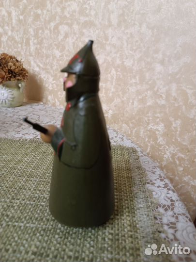 Редкая игрушка красноармеец на посту (ходит)