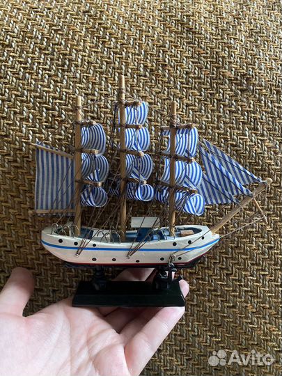 Модель деревянного корабля-парусника