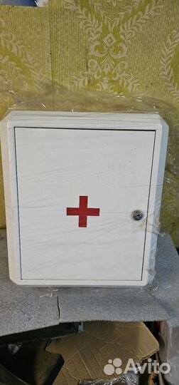 Аптечка настенная металлическая