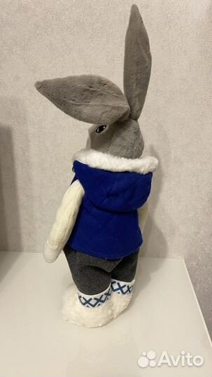 Большой плюшевый заяц