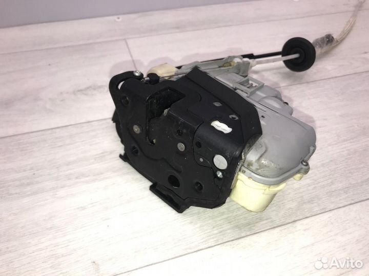 Замок двери передний правый Audi Q7 4L BHK 2008