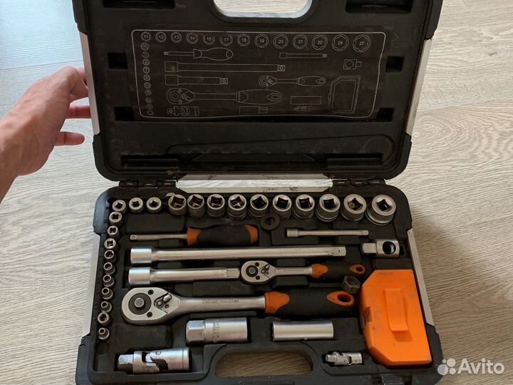 Набор инструментов для авто в чемодане