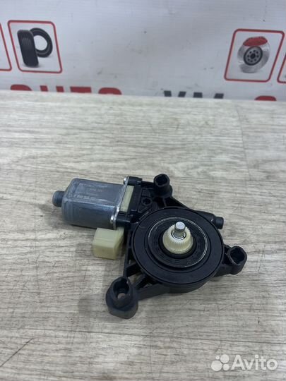 Моторчик стеклоподъемник пер.правый Porsche Macan