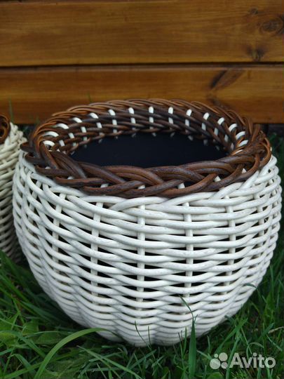 Кашпо из искусственного ротанга