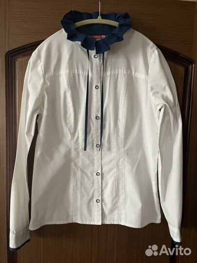 Блузка белая с синей окантовкой